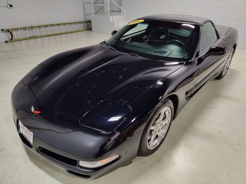 Used 2004 Chevrolet Corvette Coupe w/ Preferred Equipment Group image 17