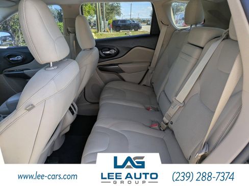 Used 2019 Jeep Cherokee Latitude w/ Popular Appearance Group image 10