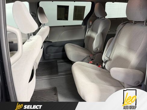 Used 2020 Toyota Sienna LE w/ LE Preferred Package FWD image 10