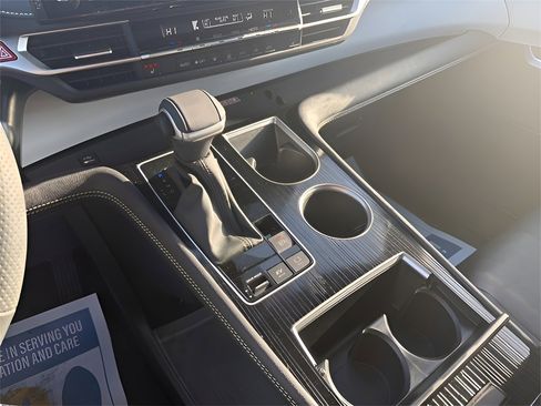 Used 2025 Toyota Sienna LE image 28