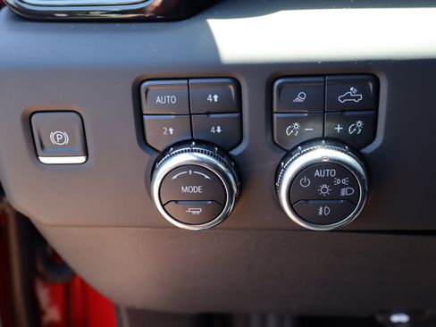 Used 2025 GMC Sierra 2500 AT4 w/ AT4 Premium Plus Package AWD/4WD image 47