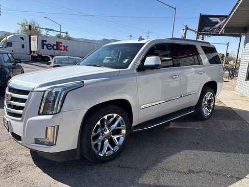 Used 2016 Cadillac Escalade Luxury AWD/4WD image 8