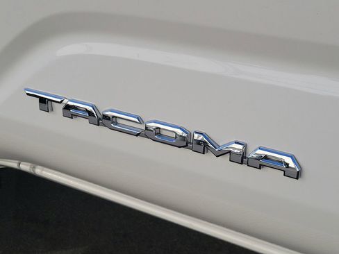 Used 2025 Toyota Tacoma SR5 image 9