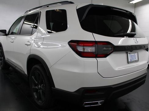 New 2025 Honda Pilot Sport image 3