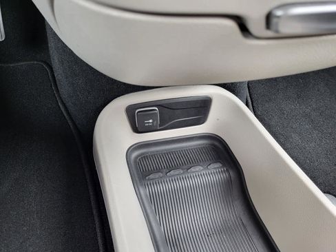 Used 2024 Chrysler Pacifica Touring-L image 25