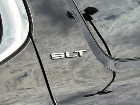 Used 2023 GMC Acadia SLT image 11