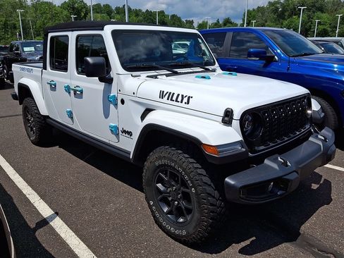 Used 2024 Jeep Gladiator Sport AWD/4WD image 4