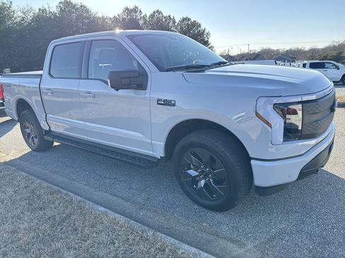 Used 2024 Ford F150 Lightning Flash image 2