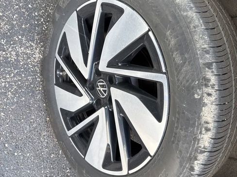 Used 2025 Volkswagen Atlas SE image 11