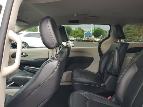 Used 2024 Chrysler Pacifica Limited FWD image 9