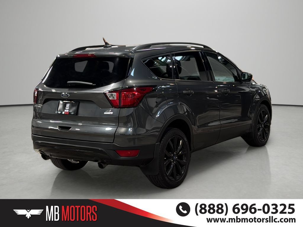 Used 2019 Ford Escape SE w/ SE Sport Appearance Package AWD/4WD image 4