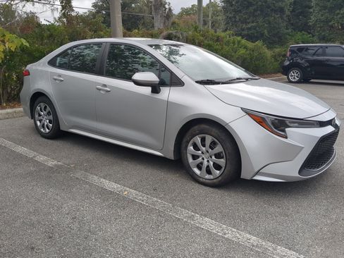 Used 2022 Toyota Corolla LE image 3