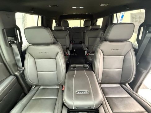 Used 2025 GMC Yukon Denali image 31