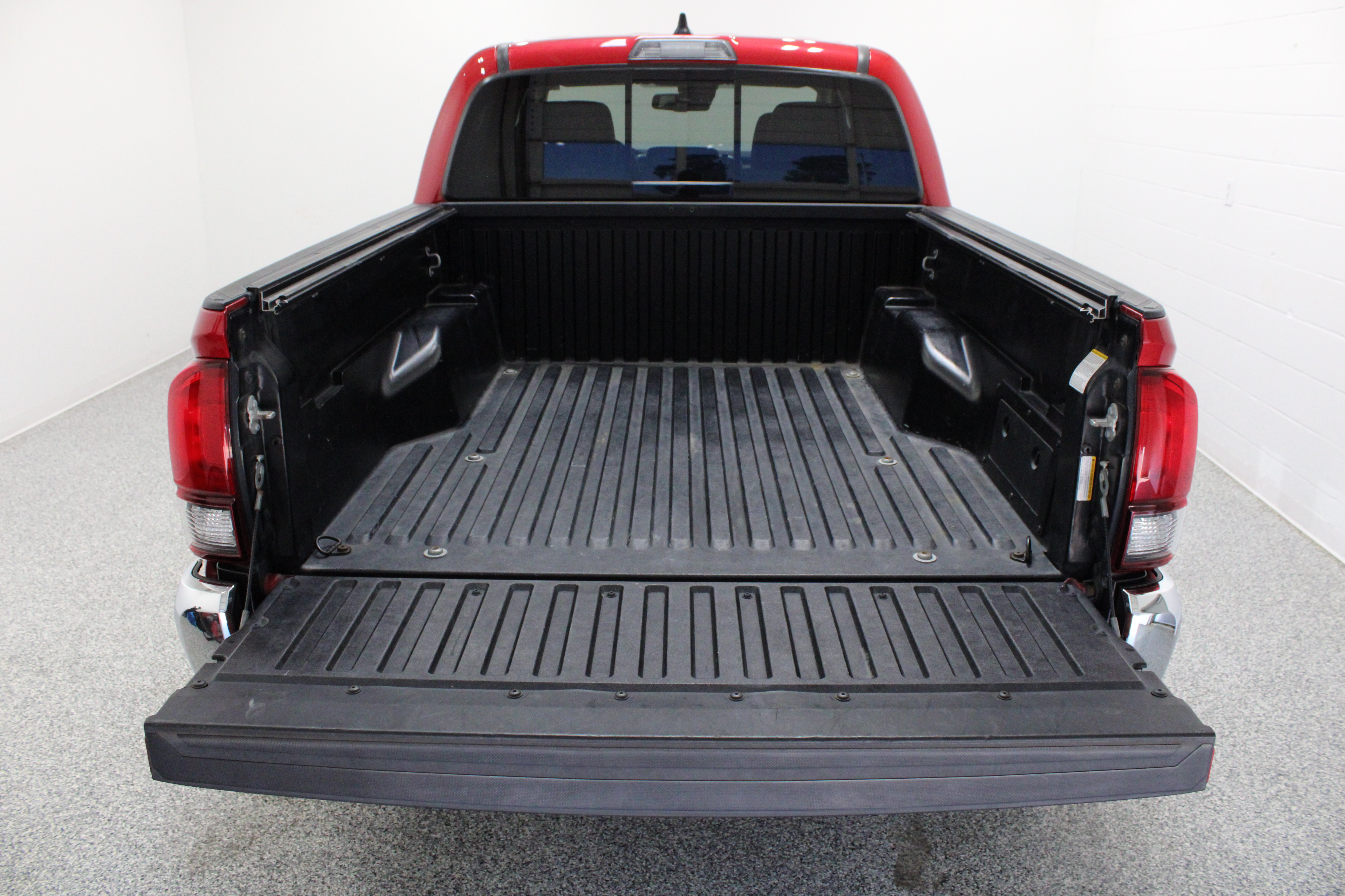 Used 2021 Toyota Tacoma SR5 AWD/4WD image 9