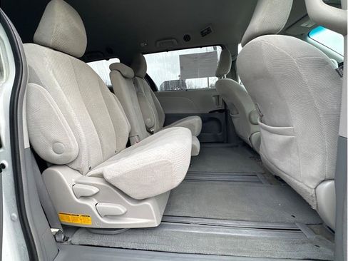 Used 2014 Toyota Sienna LE image 12
