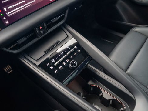 Certified 2025 Porsche Macan 4 Electric AWD/4WD image 21
