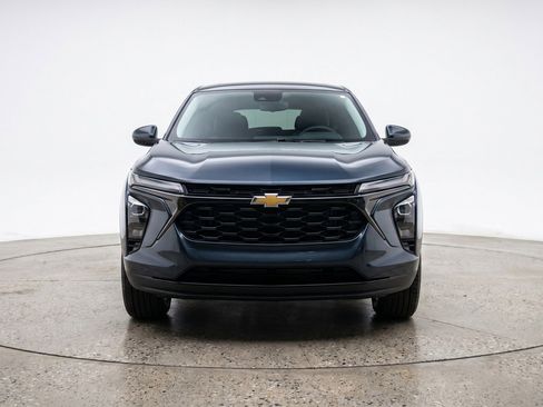 Used 2025 Chevrolet Trax LT FWD image 2