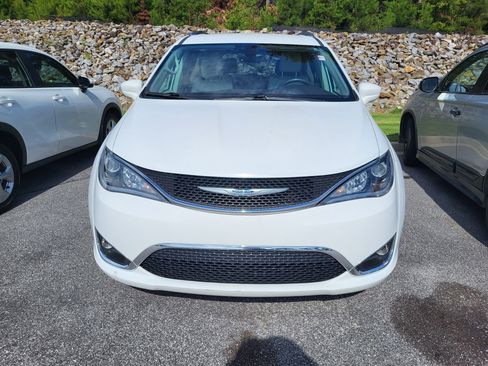 Used 2018 Chrysler Pacifica Touring-L Plus FWD image 2