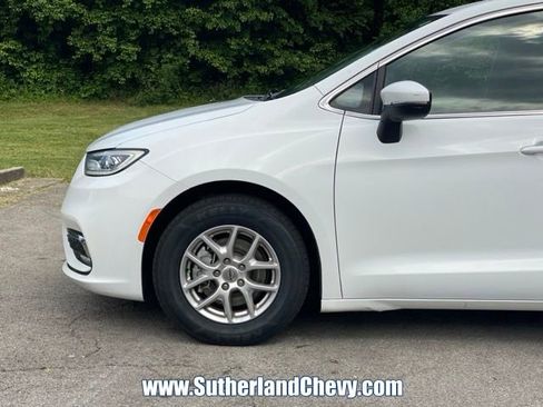 Used 2023 Chrysler Pacifica Touring-L FWD image 10