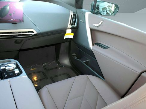 New 2026 BMW iX xDrive60 w/ Premium Package image 30