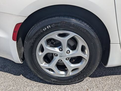 Used 2023 Chrysler Pacifica Limited FWD image 11