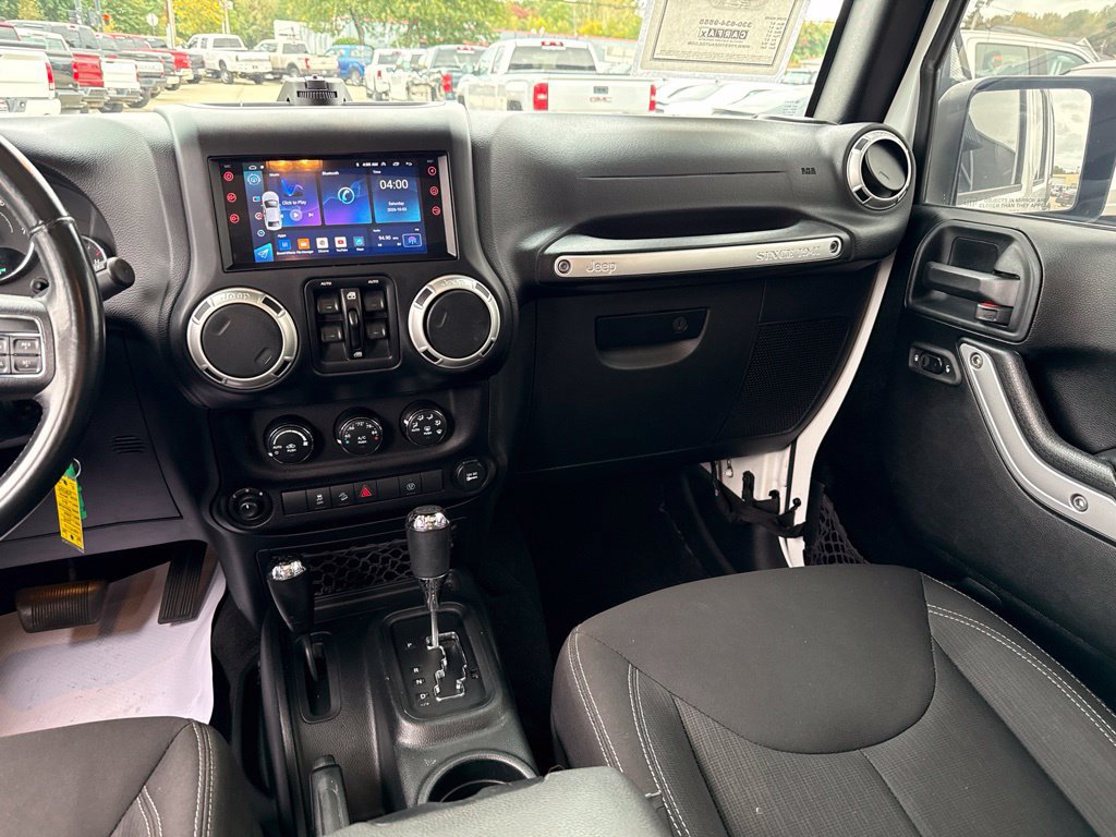 Used 2018 Jeep Wrangler Unlimited Sahara w/ Connectivity Group AWD/4WD image 12