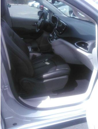 Used 2024 Chrysler Pacifica Touring-L FWD image 4
