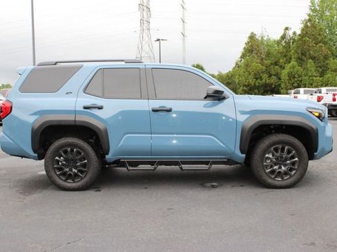 Used 2025 Toyota 4Runner SR5 AWD/4WD image 19