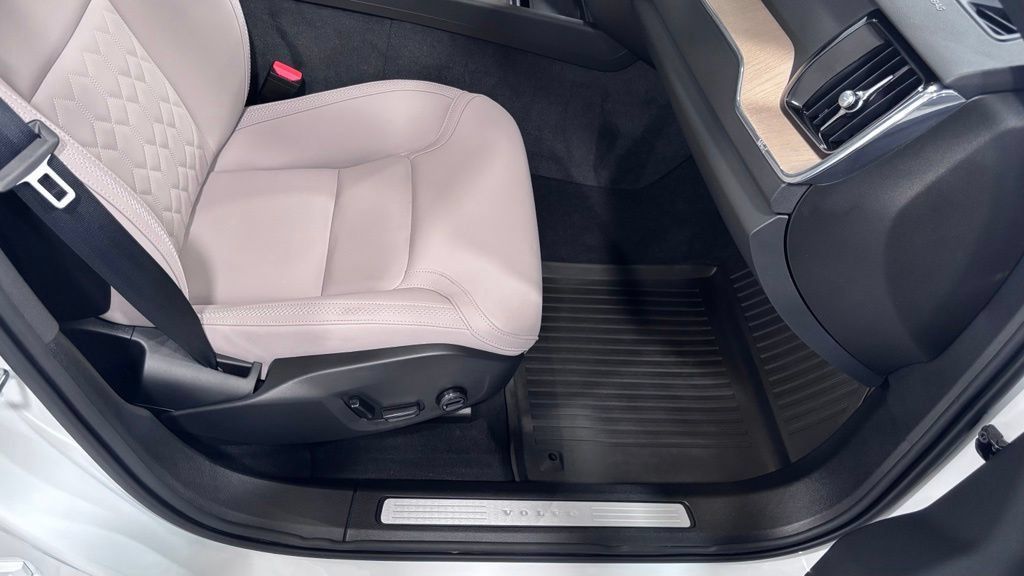 Certified 2026 Volvo XC60 B5 Plus AWD/4WD image 18