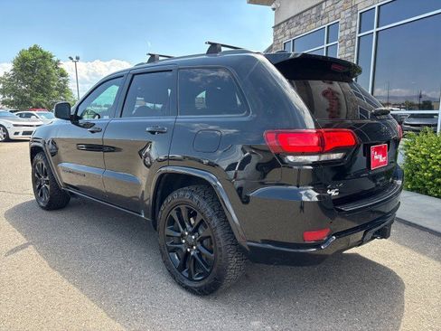 Used 2017 Jeep Grand Cherokee Altitude image 3
