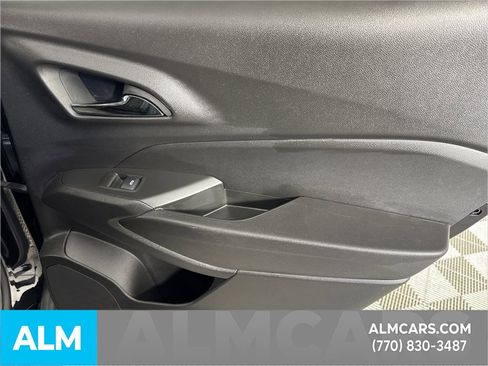 Used 2025 Chevrolet Trax LT w/ LT Convenience Package image 19