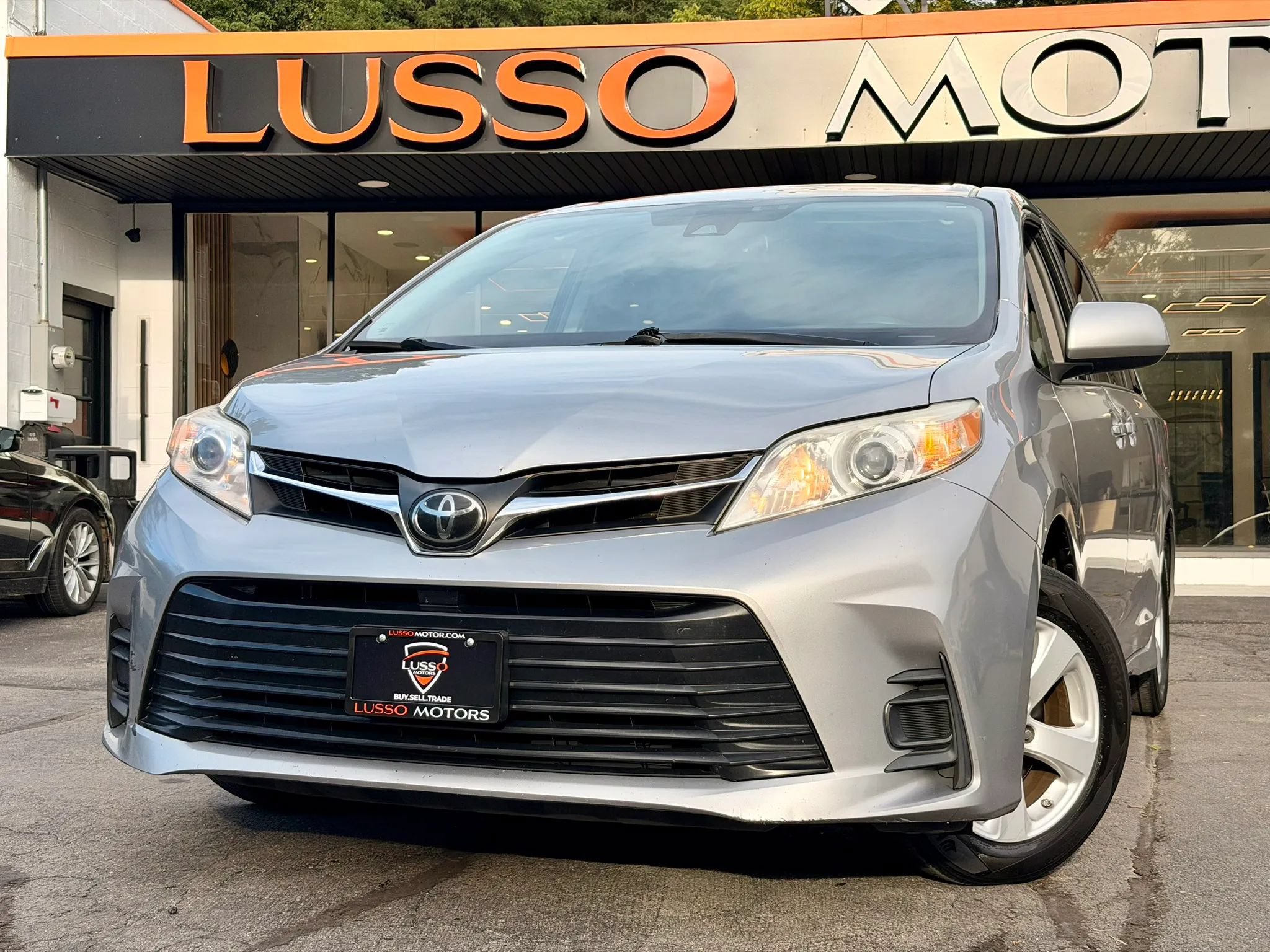 Used 2018 Toyota Sienna LE FWD image 1