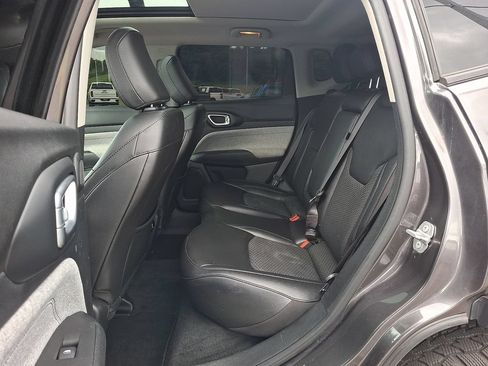 Used 2022 Jeep Compass Latitude w/ Sun and Sound Group AWD/4WD image 10