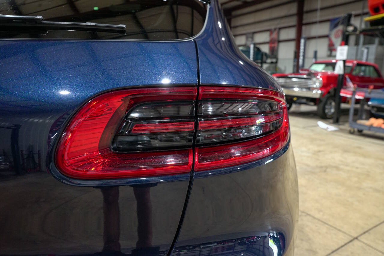 Used 2018 Porsche Macan AWD/4WD image 39
