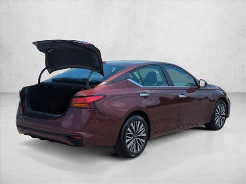 Used 2024 Nissan Altima 2.5 SV FWD image 5