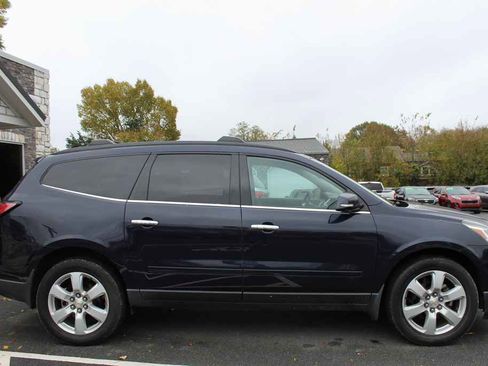 Used 2017 Chevrolet Traverse LT w/ Style and Technology Package image 4