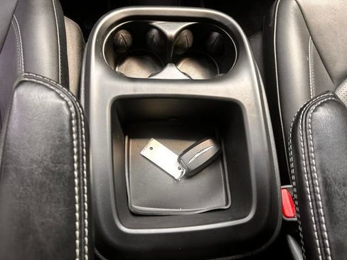 Used 2025 Chrysler Pacifica Select FWD image 27