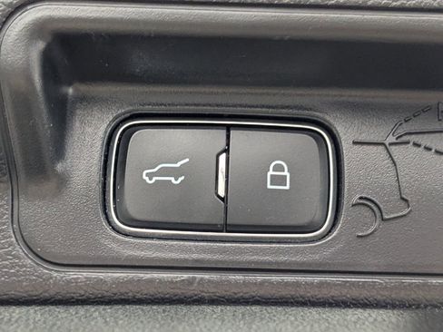 Used 2022 Ford Explorer XLT image 13