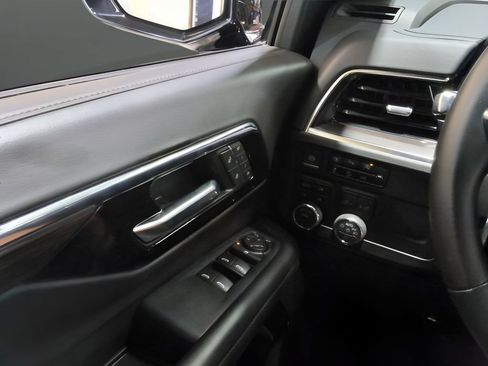 Used 2025 Chevrolet Suburban Z71 AWD/4WD image 32