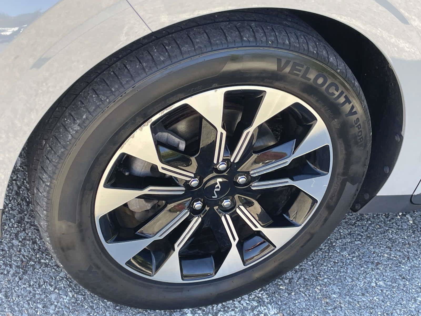 Used 2024 Kia Carnival EX FWD image 11