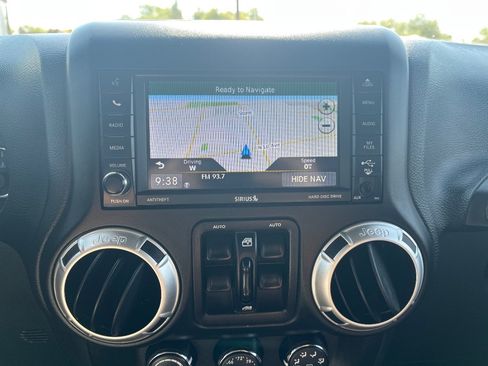 Used 2017 Jeep Wrangler Unlimited Sahara w/ Connectivity Group AWD/4WD image 13
