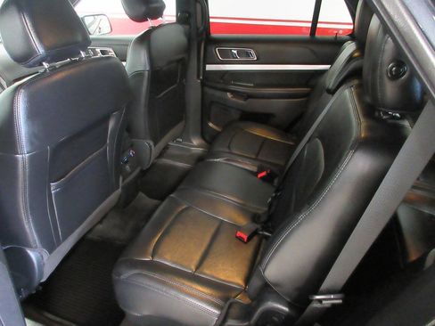 Used 2017 Ford Explorer XLT w/ Equipment Group 202A AWD/4WD image 20