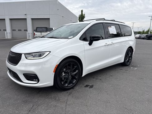 Used 2023 Chrysler Pacifica Limited w/ Uconnect Theater Family Group FWD image 5