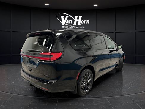 New 2027 Chrysler Pacifica Limited w/ Family Tech Group AWD/4WD image 7