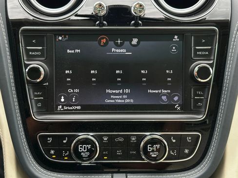 Used 2017 Bentley Bentayga AWD/4WD image 43