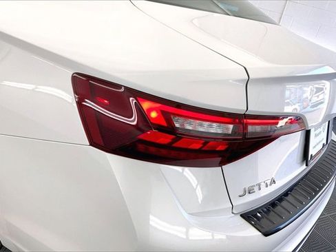 Used 2023 Volkswagen Jetta SE w/ Panoramic Sunroof Package image 29