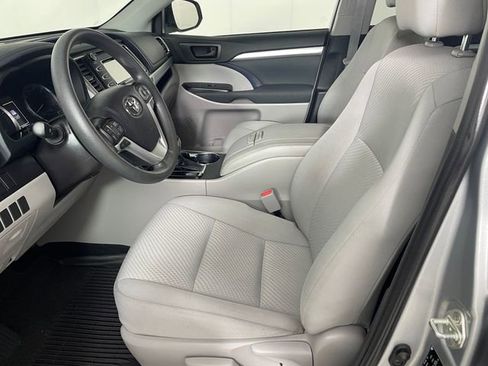 Used 2019 Toyota Highlander LE image 2