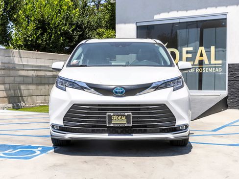 Used 2023 Toyota Sienna XLE FWD image 4