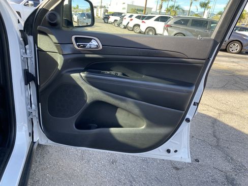 Used 2017 Jeep Grand Cherokee Laredo image 22