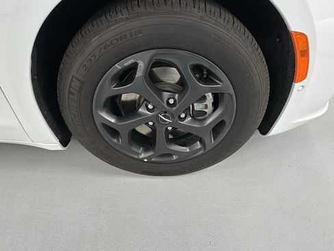 Used 2024 Chrysler Pacifica Select image 9